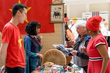 Гости посещают стенд Вьетнама на ярмарке. Фото: baoquocte.vn