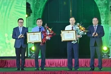 Товарищ Ле Куок Минь (крайний слева) и Заместитель секретаря Парткома Ханоя вручают награды выдающимся органам прессы. Фото: Зюи Линь