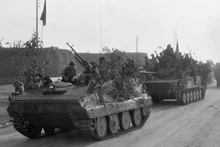 Танковые и бронированные силы северо-восточного фланга освободительной армии пересекли шоссе Биенхоа и продвинулись прямо на Сайгон после нападения и уничтожения оборонительной группировки Биенхоа. Фото: ВИА
