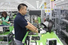 Рабочие компании Samsung Electronics Vietnam в индустриальном парке Йенфонг провинции Бакнинь. Фото: ВИА