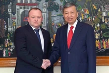 Министр То Лам (справа) и Председатель Государственного комитета судебных экспертиз Беларуси Алексей Волков. Фото: ВИА