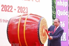 Президент Нгуен Суан Фук ударяет в барабан в знак начала нового 2022-2023 учебного года. Фото: VNA