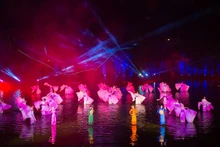 В сцене используются эффекты 3D mapping, в центре которой изображены 4 девушки, играющие на традиционных музыкальных инструментах. Фото: Квинтэссенция Тонкина