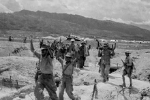 22 апреля 1954 года опорный пункт 206 был уничтожен нашими солдатами, выжившие солдаты противника поднимают руки, чтобы сдаться. Фото: ВИА