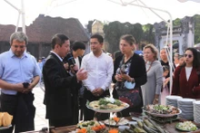 Иностранные гости знакомятся с кухней Вьетнама. Фото: laodongthudo.vn