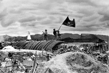 7 мая 1954 года флаг Вьетнамской народной армии с надписью «С решимостью сражаться, с решимостью одержать полную победу» начал развеваться на крыше бункера генерала Де Кастри. Архивное фото
