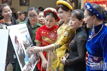 Посетители выставки на книжной улице города Хошимина. 