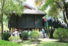 Туристы посещают дом на сваях Дяди Хо. Фото: hanoimoi.com.vn