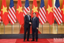 Председатель НС Выонг Динь Хюэ и Президент США Джо Байден. 