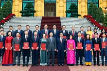 Президент Во Ван Тхыонг и Послы фотографируются на память.