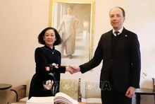 Постоянный член Секретариата Чыонг Тхи Май (слева) и Спикер Парламента Финляндии Юсси Халла-ахо. Фото: ВИА