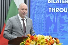 Председатель Народного собрания Болгарии выступает с речью в Ханойском государственном университете. 