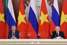 Генеральный секретарь ЦК КПВ То Лам и Президент России Владимир Путин общаются с прессой. Фото: ВИА