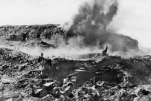 6 мая 1954 года наши войска начали генеральное наступление на Дьенбьенфу. На фото: Взрывчатое вещество массой почти в 1 тонну уничтожило блокгаузы и подземные бункеры противника на холме А1 – важной позиции в Дьенбьенфу. Здесь мы уничтожили батальон европейско-африканских солдат. (Фото: ВИА)
