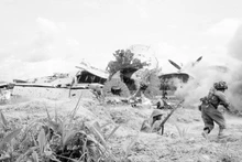 Наши штурмовые подразделения под командованием военного героя Нгуен Куок Чи атакуют аэродром Мыонгтхань. Фото: ВИА