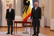 Посол Вьетнама в Германии Ву Куанг Минь (слева) и Президент Германии Франк-Вальтер Штайнмайер на церемонии вручения верительных граммот. Фото: ВИА