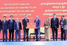 Президент То Лам вручает подарок представителям Ассоциации камбоджийских выпускников во Вьетнаме. Фото: ВИА