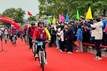 Спортсмены, участвующие в велогонке от контрольно-пропускных пунктов Дунчжун (Китай) и Хоаньмо (Вьетнам) до центра уезда Биньлиеу (провинция Куангнинь).