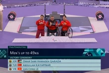 Вьетнамский тяжелоатлет Ле Ван Конг (справа) завоевал бронзовую медаль. Фото: ВИA