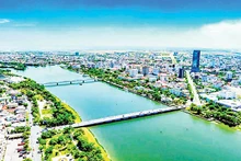Новый облик города Хюэ на берегах реки Хыонг. Фото: Ле Хоанг