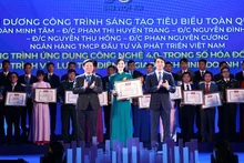 Вручение подарков авторам творческих работ. Фото: tuoitrethudo.com.vn