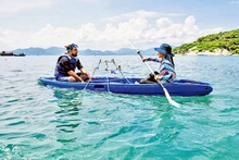 Туристы, участвующие в посадке кораллов в заливе Ниньван. Фото: Six Senses Ninh Van Bay
