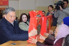 Министр общественной безопасности То Лам поздравляет с Тэтом жителей в провинции Хынгйен. Фото: ВИА