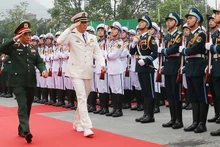 Министры обороны Вьетнама и Китая обходят строй почетного караула Вьетнамской народной армии. Фото: Чонг Дык
