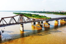 Мост Лонгбиен устойчиво стоит над Красной рекой. Фото: Кхиеу Минь 