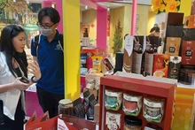 Предприятия пищевой промышленности представляют свою продукцию в выставочном зале Центра содействия торговле и инвестициям г. Хошимина.