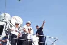 Британская сторона знакомит вьетнамских офицеров с кораблем HMS Spey. Фото: dangcongsan.vn