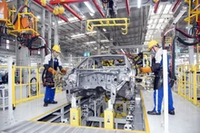 Линия по производству автомобилей на заводе «Hyundai Thanh Cong» в провинции Ниньбинь. Фото: Ань Ан