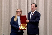 Зампредседателя НС Чан Куанг Фыонг и Зампредседателя Парламента Швеции Юлия Кронлид. Фото: quochoi.vn