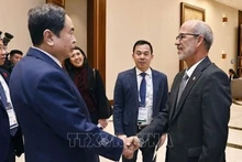 Председатель Чан Тхань Ман и Председатель Латиноамериканского парламента, Председатель Комиссии по международным отношениям НАНВ Кубы Роландо Гонсалес. Фото: ВИА