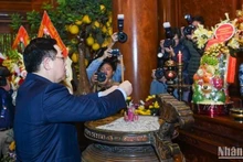 Председатель НС Выонг Динь Хюэ зажигает благовония в комплексе памятников особого государственного значения Кимлиен. Фото: Зюи Линь