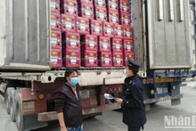 Таможенный досмотр товаров у КПП Тантхань.