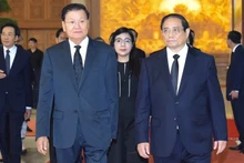 Премьер-министр Фам Минь Тьинь и Генеральный секретарь ЦК НРПЛ, Президент Тхонглун Сисулит. Фото: Чан Хай