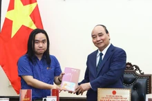 Президент Нгуен Суан Фук и талант в сфере литературы Нгуен Бинь. Фото: vpctn.gov.vn