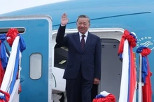 Президент То Лам в международном аэропорту Ваттай. Фото: ВИА