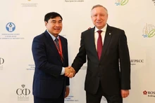 Секретарь парткома провинции Дьенбьен Чан Куок Кыонг и губернатор Санкт-Петербурга Александр Беглов.