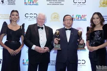Основатель, председателя премии World Travel Awards Грэм Кук и Заместитель генерального директора Vietjet До Суан Куанг на церемонии награждения премией. 