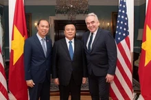 Товарищ Нгуен Суан Тханг (в центре), Посол Вьетнама в США Нгуен Куок Зунг и Первый заместитель Госсекретаря США Курт Кэмпбелл. Фото: ВИА
