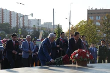 Председатель НС Чан Тхань Ман и делегаты возлагают цветы к памятнику Президенту Хо Ши Мину. Фото: Суан Хынг
