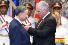 Первый секретарь ЦК КПК, Президент Кубы Мигель Диас-Канель Бермудес вручает орден «Хосе Марти» Генеральному секретарю ЦК КПВ, Президенту То Ламу. Фото: ВИА
