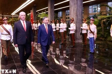 Генеральный секретарь ЦК КПВ, Президент То Лам и Первый секретарь ЦК КПК, Президент Кубы Мигель Диас-Канель Бермудес обходят строй почетного караула. Фото: ВИА