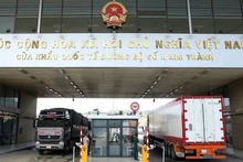 Перевозка вьетнамской продукции в Китай через контрольно-пропускний пункт Кимтхань. Фото: ВИА
