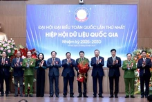 Генеральный секретарь ЦК КПВ То Лам, Премьер-министр Фам Минь Тьинь и Постоянный комитет Ассоциации национальных данных на период 2025–2030 гг. Фото: Данг Кхоа