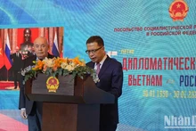 Посол Данг Минь Кхой и представитель Президента России по международному культурному сотрудничеству Михаил Швыдкой.