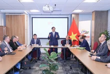 Премьер-министр Фам Минь Тьинь и американские друзья. Фото: baoquocte.vn