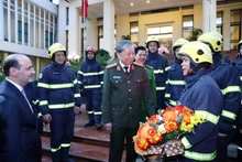 Министр общественной безопасности То Лам, Посол Турции во Вьетнаме Халдун Текнеджи и члены группы спасателей. Фото: ВИА